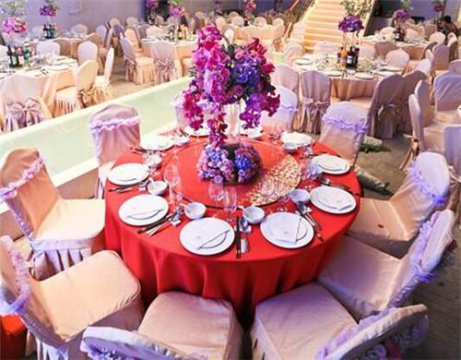 辦婚宴酒席一桌多少錢(qián)，普通的酒店大概是一桌2000元
